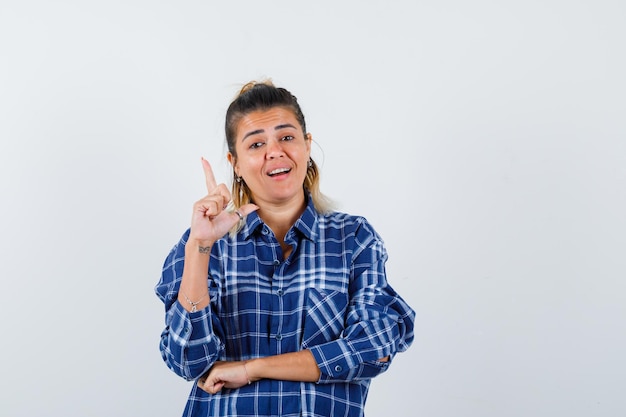 Expressive jeune fille posant en studio