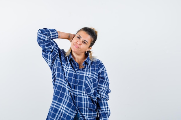 Expressive jeune fille posant en studio