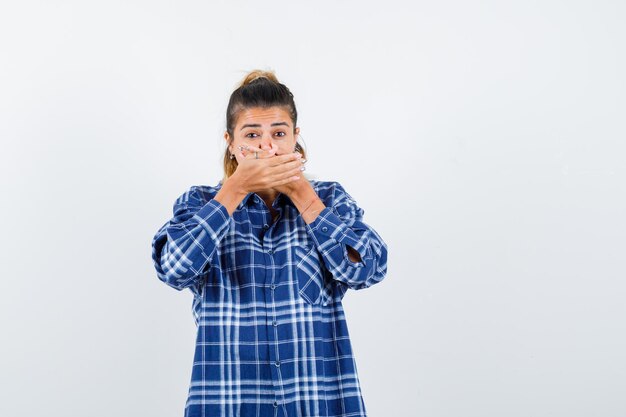 Expressive jeune fille posant en studio