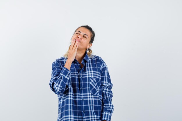 Expressive jeune fille posant en studio