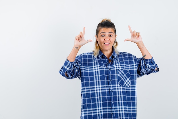 Expressive jeune fille posant en studio