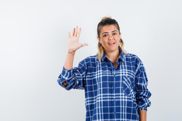 Expressive jeune fille posant en studio