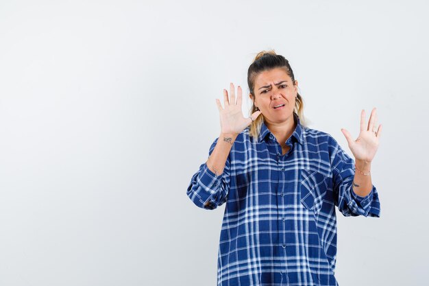 Expressive jeune fille posant en studio