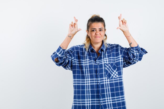 Expressive jeune fille posant en studio