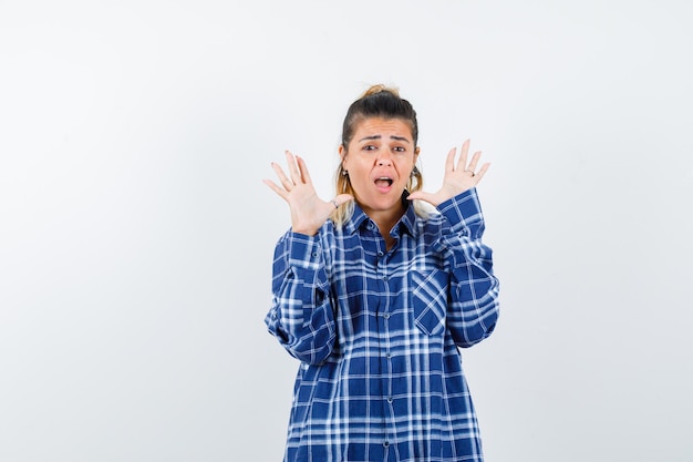 Expressive jeune fille posant en studio