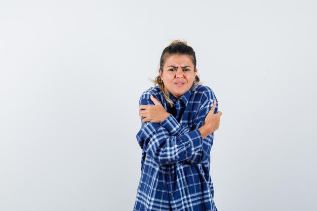 Expressive jeune fille posant en studio