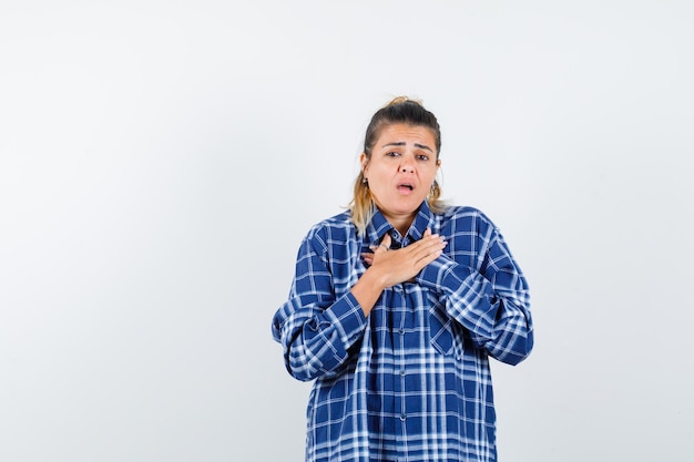 Expressive jeune fille posant en studio