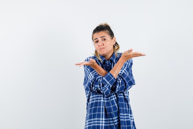 Expressive jeune fille posant en studio