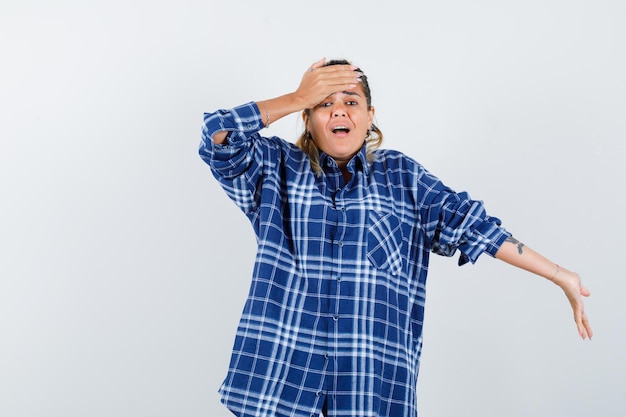 Expressive jeune fille posant en studio