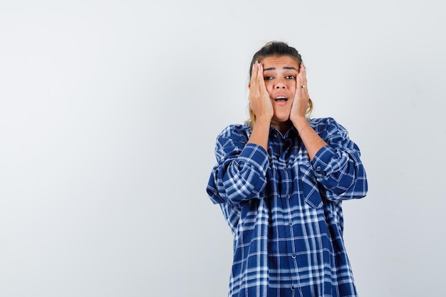 Expressive jeune fille posant en studio