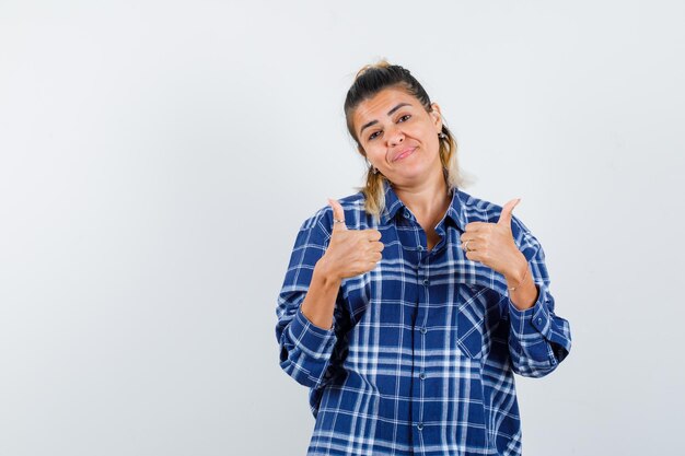 Expressive jeune fille posant en studio