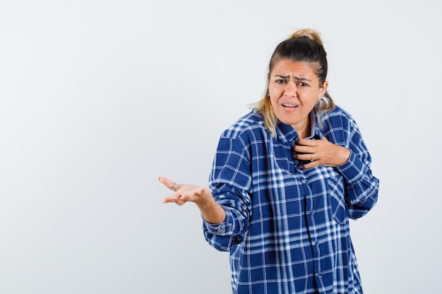 Expressive jeune fille posant en studio