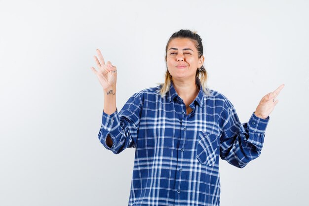 Expressive jeune fille posant en studio