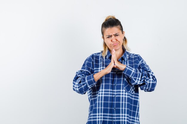 Expressive jeune fille posant en studio