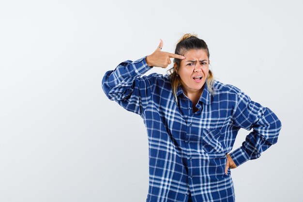 Expressive jeune fille posant en studio