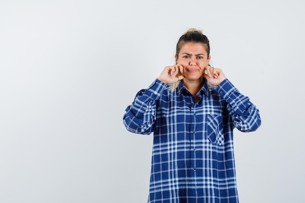 Expressive jeune fille posant en studio