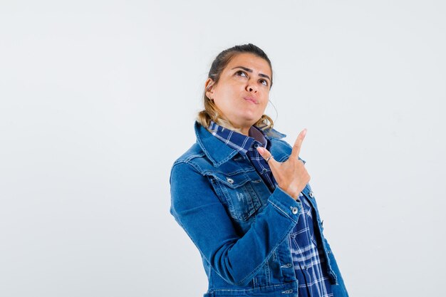 Expressive jeune fille posant en studio