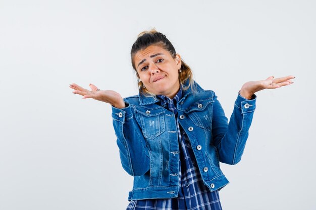 Expressive jeune fille posant en studio