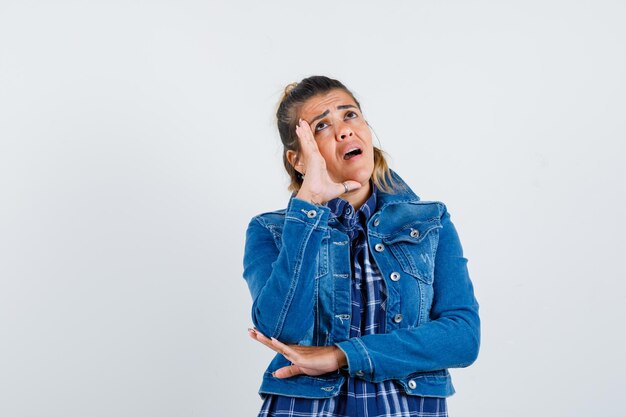 Expressive jeune fille posant en studio