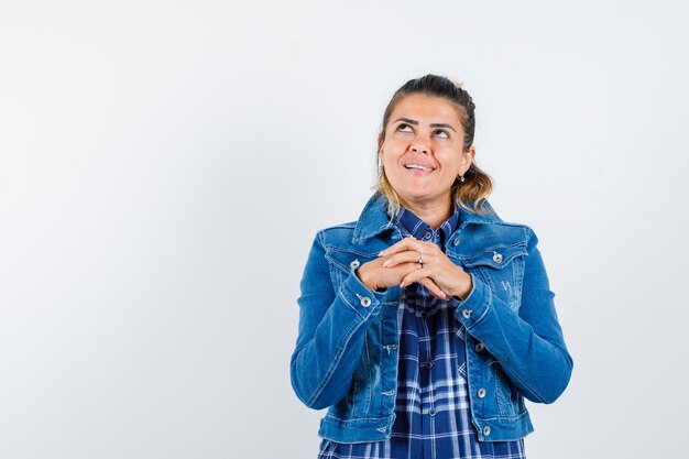 Expressive jeune fille posant en studio