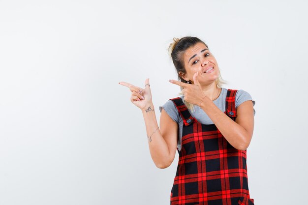 Expressive jeune fille posant en studio