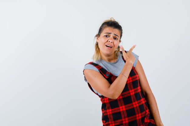 Expressive jeune fille posant en studio