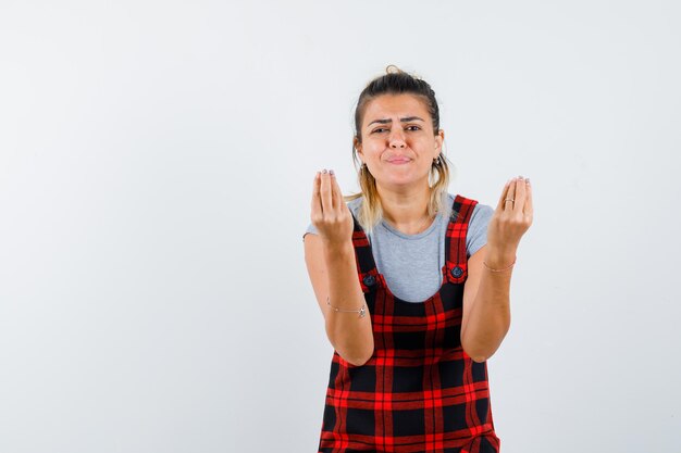 Expressive jeune fille posant en studio