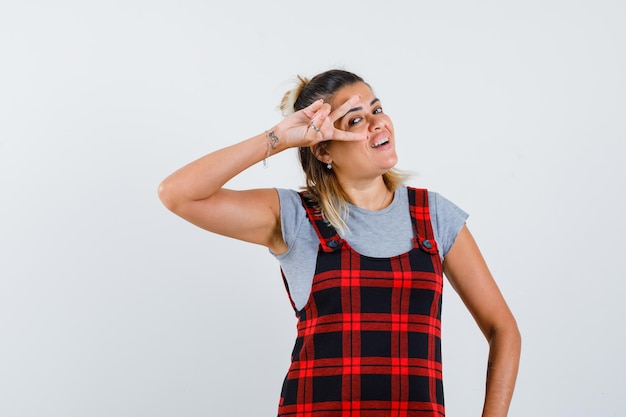 Expressive jeune fille posant en studio