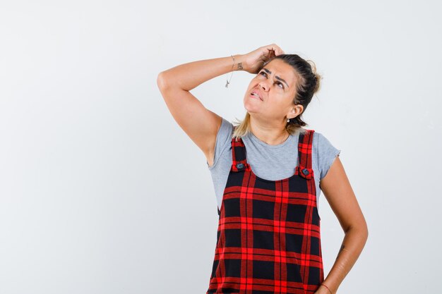 Expressive jeune fille posant en studio