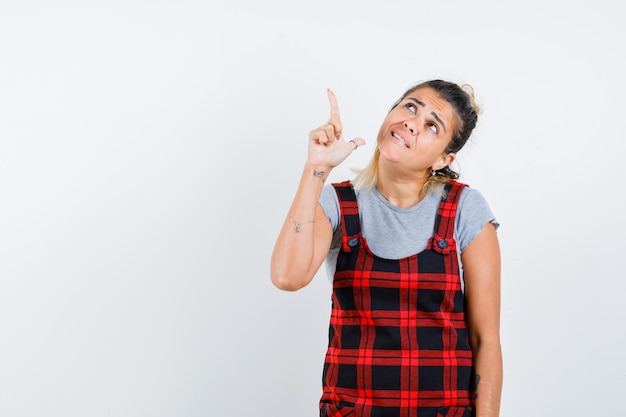 Expressive jeune fille posant en studio