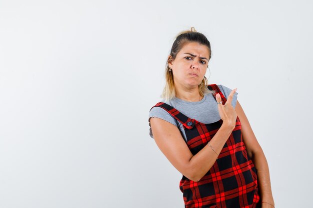 Expressive jeune fille posant en studio