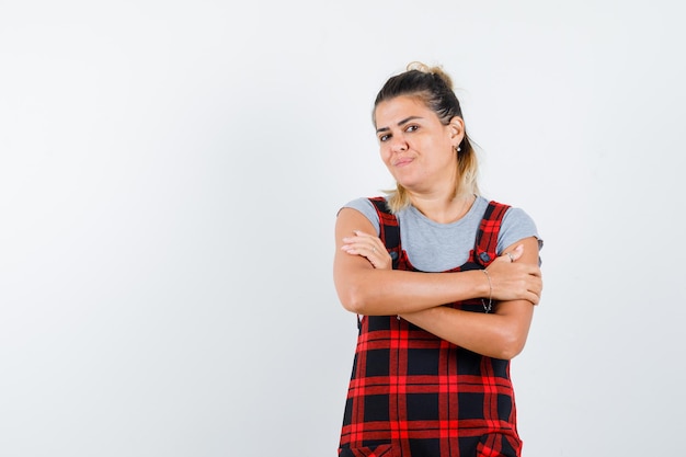 Expressive jeune fille posant en studio