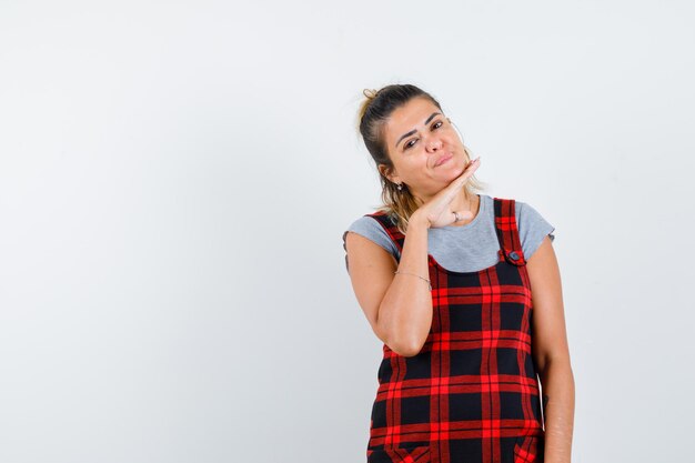 Expressive jeune fille posant en studio