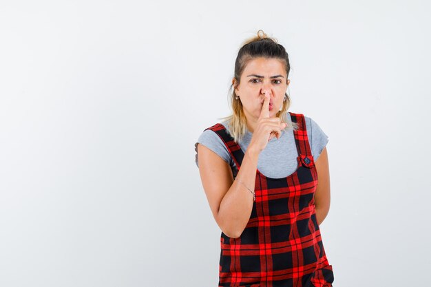 Expressive jeune fille posant en studio