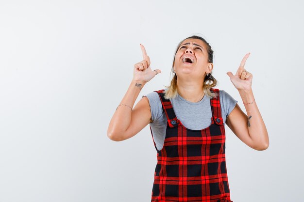 Expressive jeune fille posant en studio