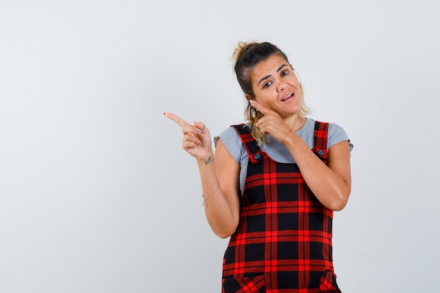 Expressive jeune fille posant en studio