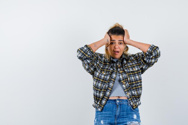 Expressive jeune fille posant en studio