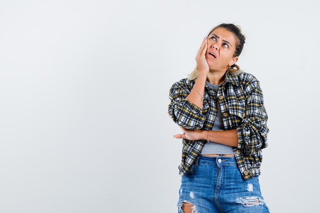 Expressive jeune fille posant en studio