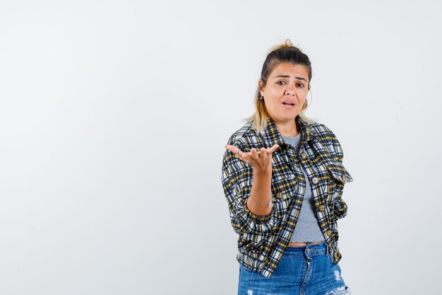 Expressive jeune fille posant en studio