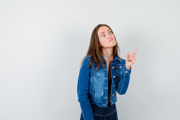 Expressive jeune fille posant en studio