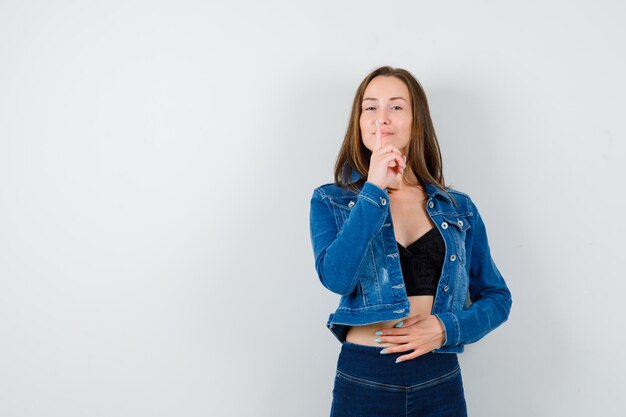 Expressive jeune fille posant en studio