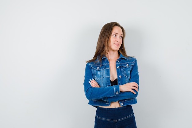 Expressive jeune fille posant en studio