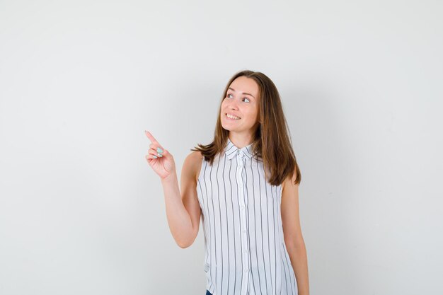 Expressive jeune fille posant en studio