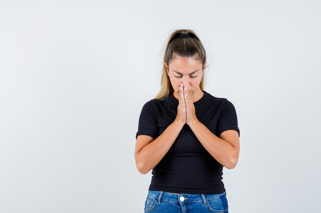 Expressive jeune fille posant en studio