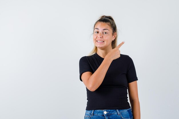 Expressive jeune fille posant en studio