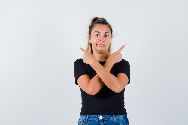 Expressive jeune fille posant en studio