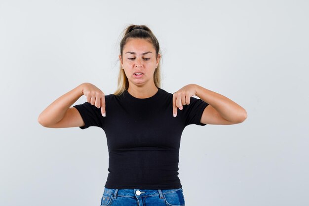 Expressive jeune fille posant en studio