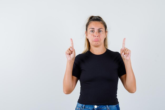 Expressive jeune fille posant en studio