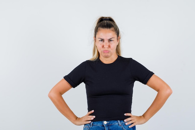 Expressive Jeune Fille Posant En Studio