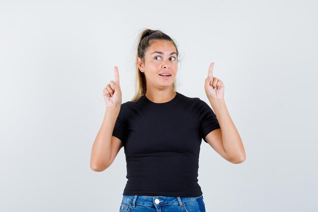 Expressive jeune fille posant en studio